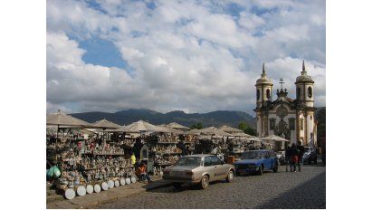 Mercado de artesanías en piedra jabón frente a la iglesia de San Francisco de Asís