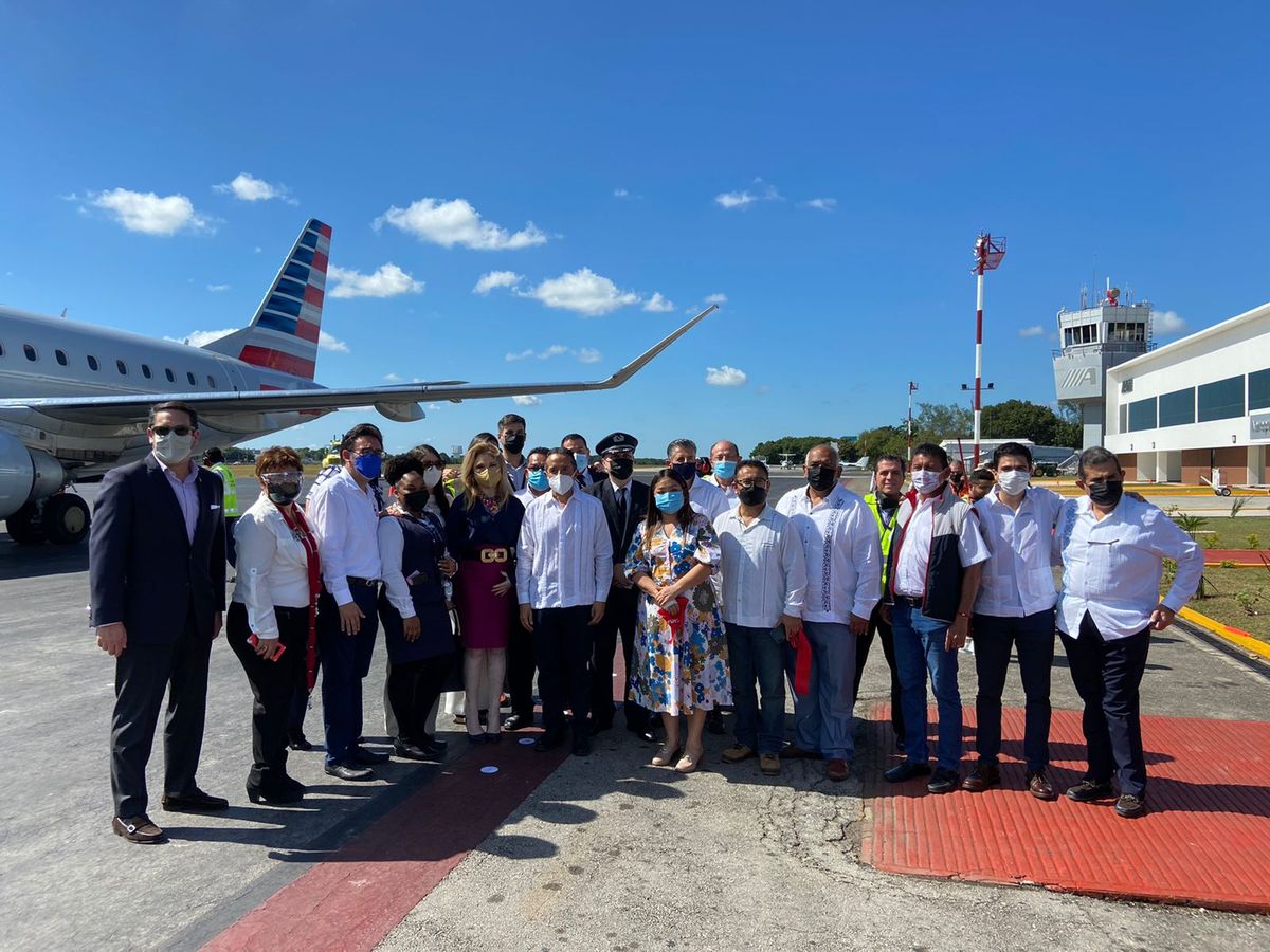 Autoridades de Caribe mexicano y American Airlines durante la inauguración del vuelo Chetumal-Miami.