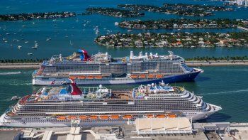 Dos cruceros de Carnival en PortMiami: el Horizon y el flamante Mardi Gras.