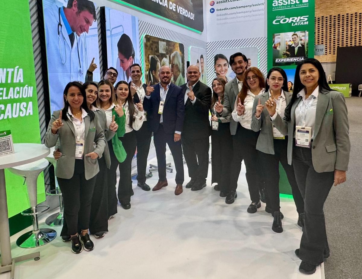 Equipo de Assits1 del Grupo Coris Latam en el marco de la Vitrina Turística.