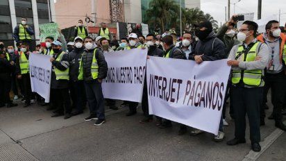 Empleados de Interjet realizaron un bloqueo en demanda del pago de salarios atrasados.
