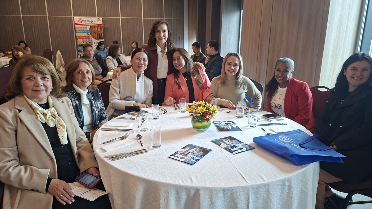 Agentes de viajes junto a Mary Guizado de VIP Viajes. Agentes de viajes junto a Mary Guizado de VIP Viajes.