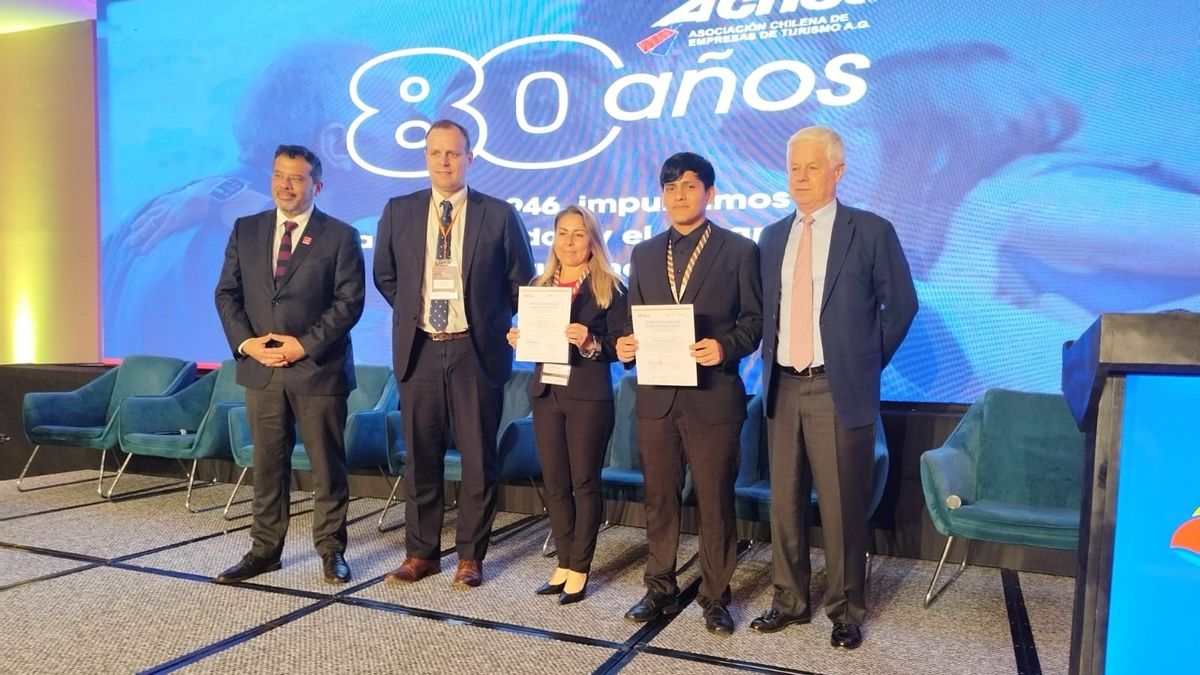 Reconocimientos a alumnos y representantes de hoteles que se capacitaron para el Congreso Achet 2026.