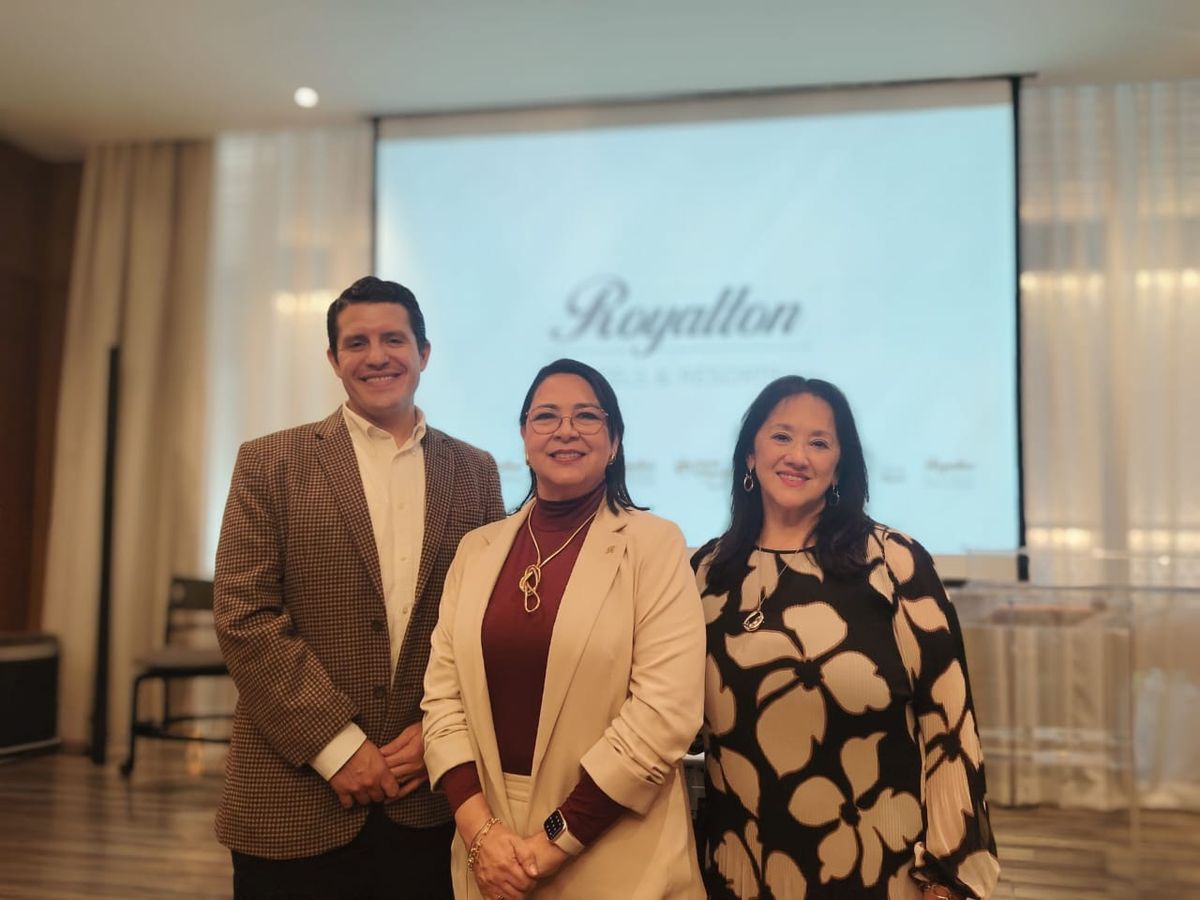 Alejandro Rodríguez, vicepresidente de Marketing & Relaciones Públicas de Royalton Hotels & Resorts; Claudia García Siordia, directora comercial regional México del grupo hotelero; y Yarla Covarrubias, directora de Mapresa.