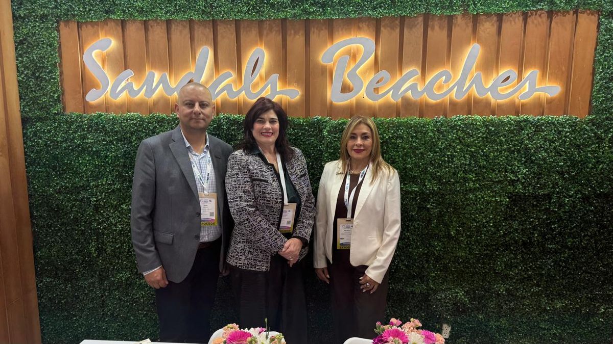 Arlenes García (centro) encabezó la delegación de Sandals & Beaches Resorts en la Vitrina Turística Anato, acompañada por José Rojas y Blanca Sánchez.