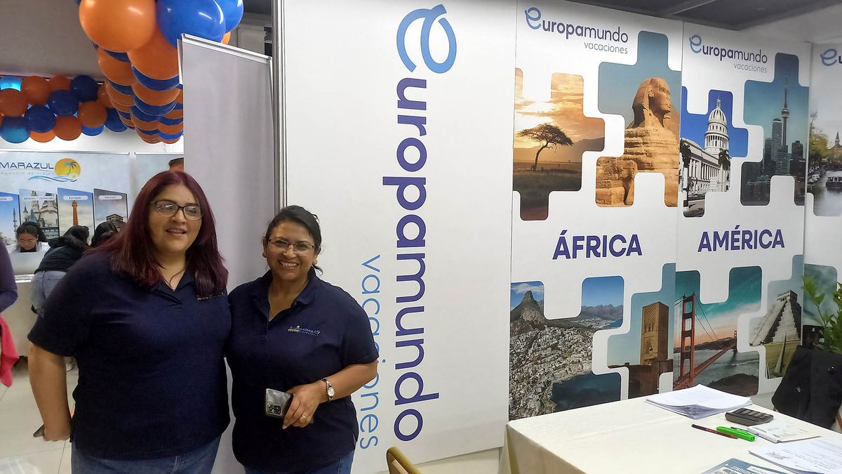 Cecilia Díaz, supervisora de Operaciones de Statustravel (derecha), junto a su equipo.