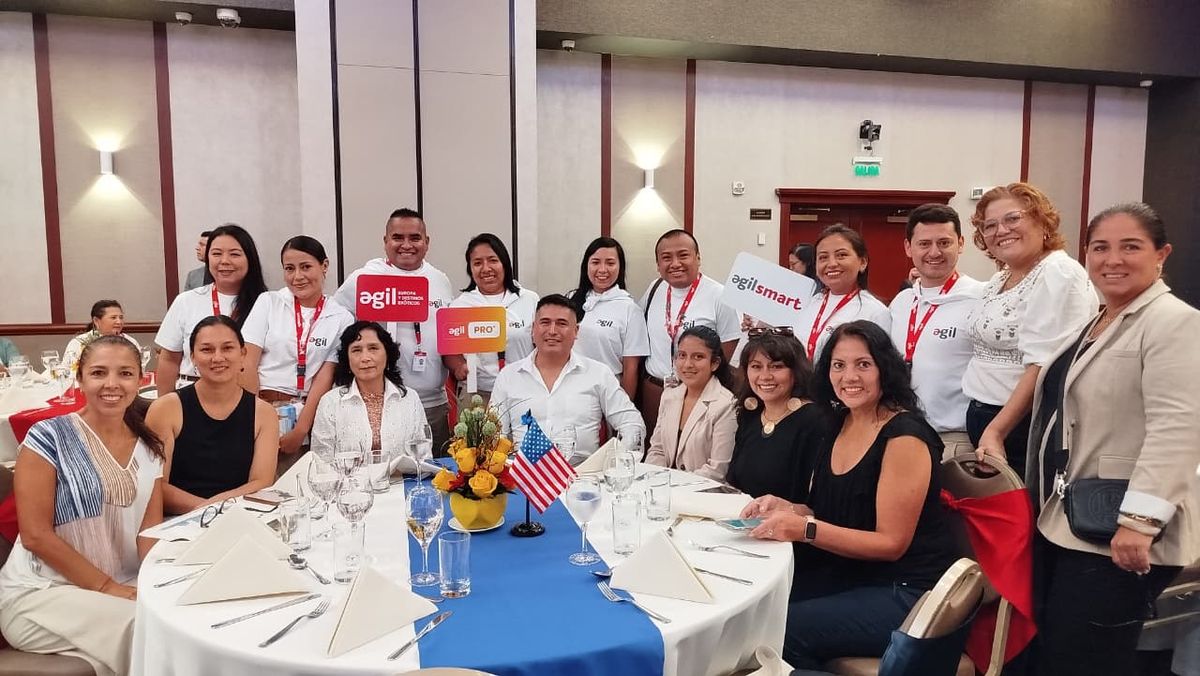 Equipo de &Aacute;gil junto a los agentes de viajes.