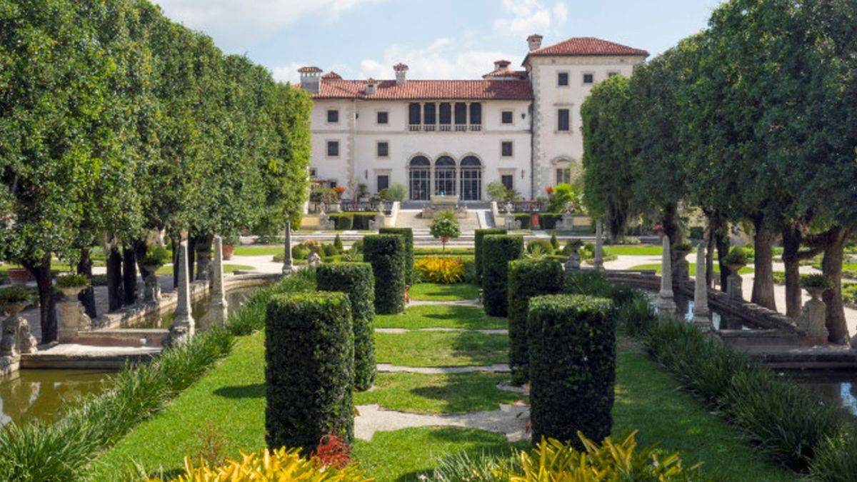 Los jardines del Vizcaya Museum and Gardens se extienden como laberintos verdes con esculturas y fuentes.