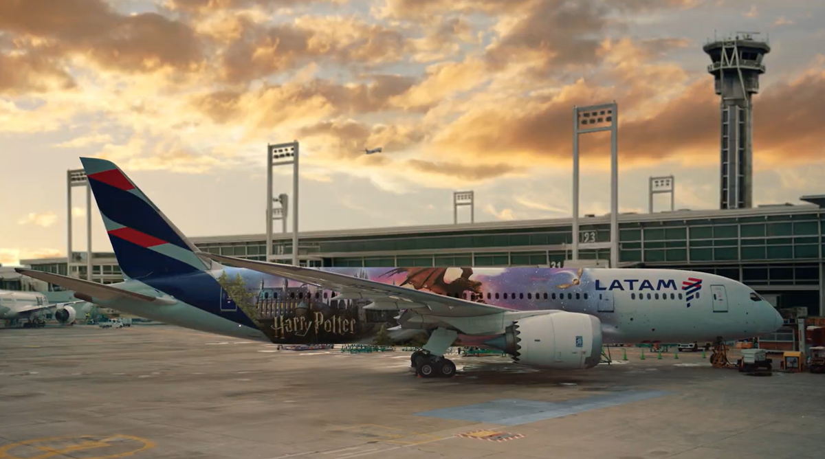 Uno de los aviones de LATAM Airlines Group intervenido con referencia a Harry Potter.