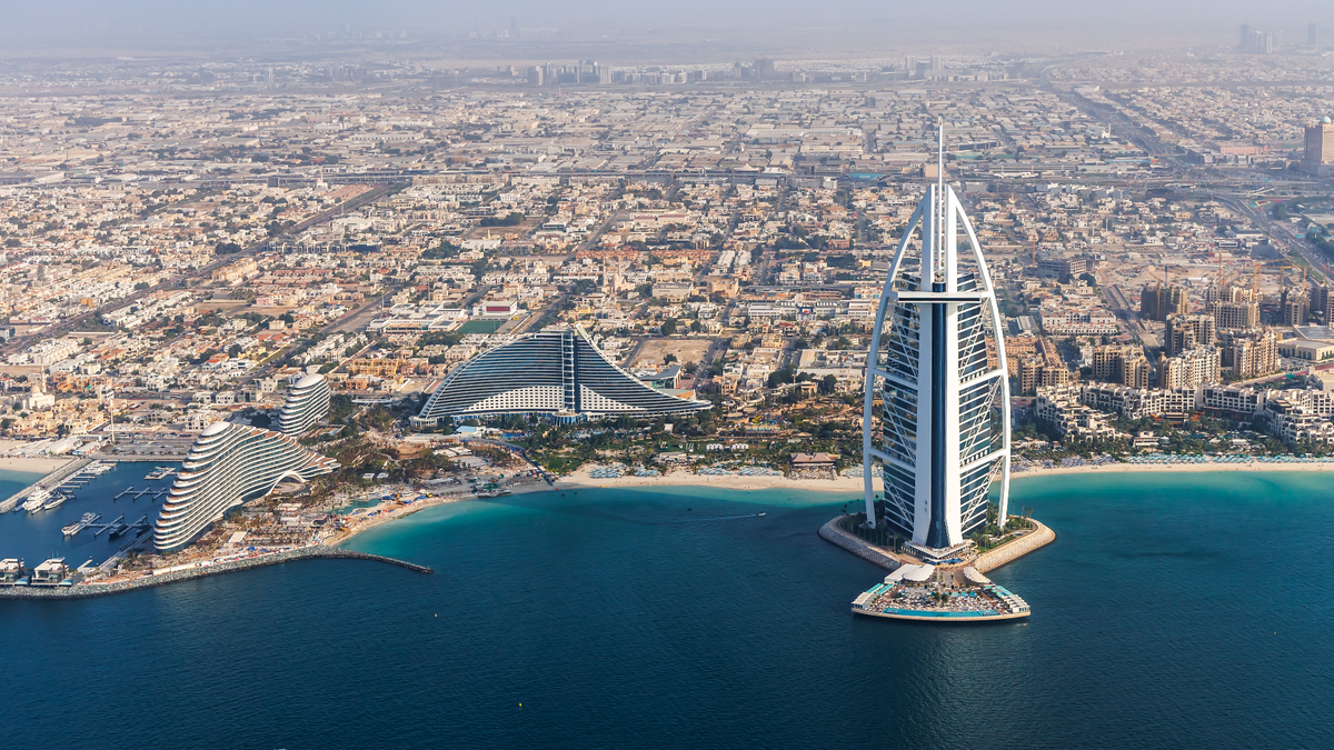 Vuelos: la crisis en Medio Oriente impacta en la conectividad aérea y obliga a las agencias de viajes a revisar itinerarios con tránsito en aeropuertos del Golfo.