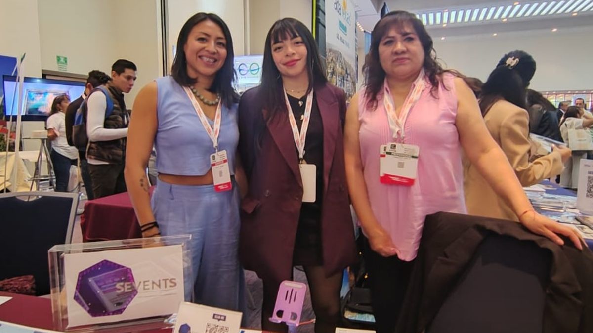 Representantes de Sevents instaladas en su escritorio de EPTUR 2025.&nbsp;