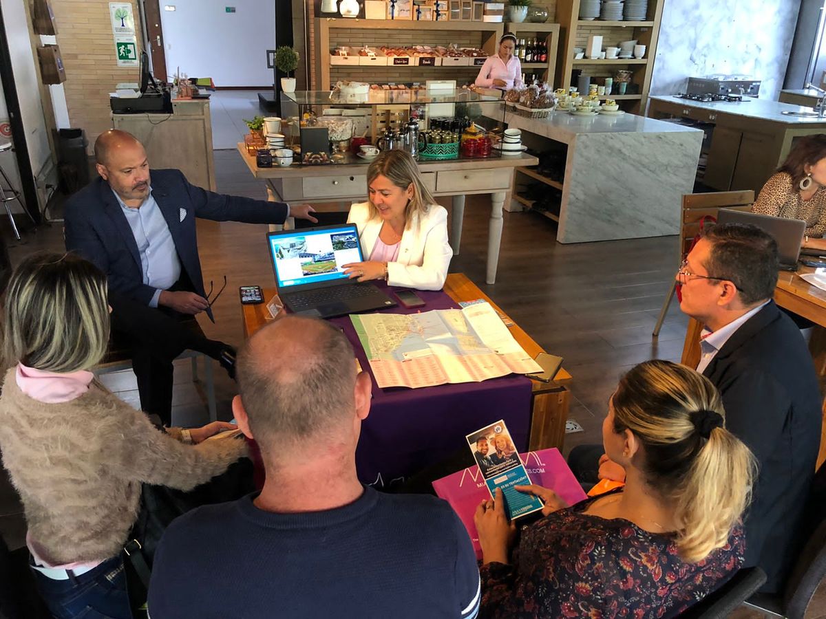 Evento de actualización y capacitación de productos y servicios sobre Florida.