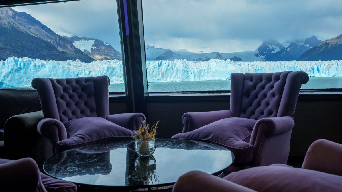 El Calafate: crucero ofrece el almuerzo frente a la imponente cara norte del Glaciar Perito Moreno.
