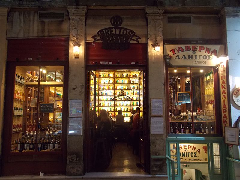 Brettos, la destilería más antigua de Atenas, nos llama la atención desde lejos con su barra súper colorida.