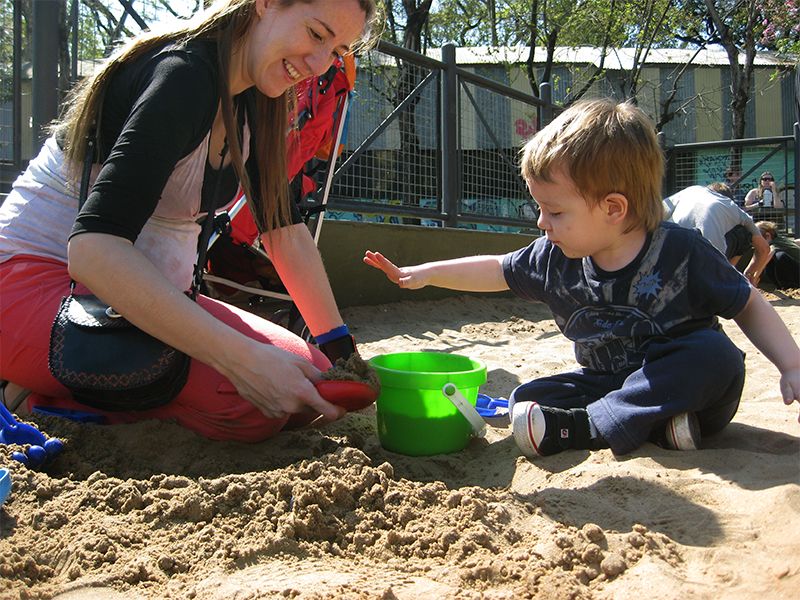 Siempre hay una plaza a la vuelta de casa para diversión de los chicos de todas las edades.