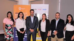 Juan Peláez (Hertz) junto al equipo comercial de Ultra Go Ecuador, incluido Mauricio Pérez (gerente general) y; Marcela Ayala (coordinadora comercial B2B).