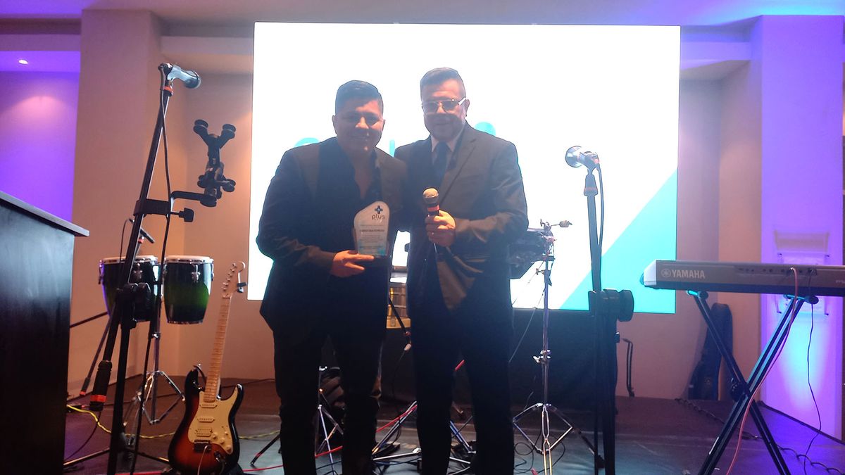 Christian Romero, asesor comercial de Plus Travel Assist en la región Costa, recibió la distinción como mejor vendedor del 2024.