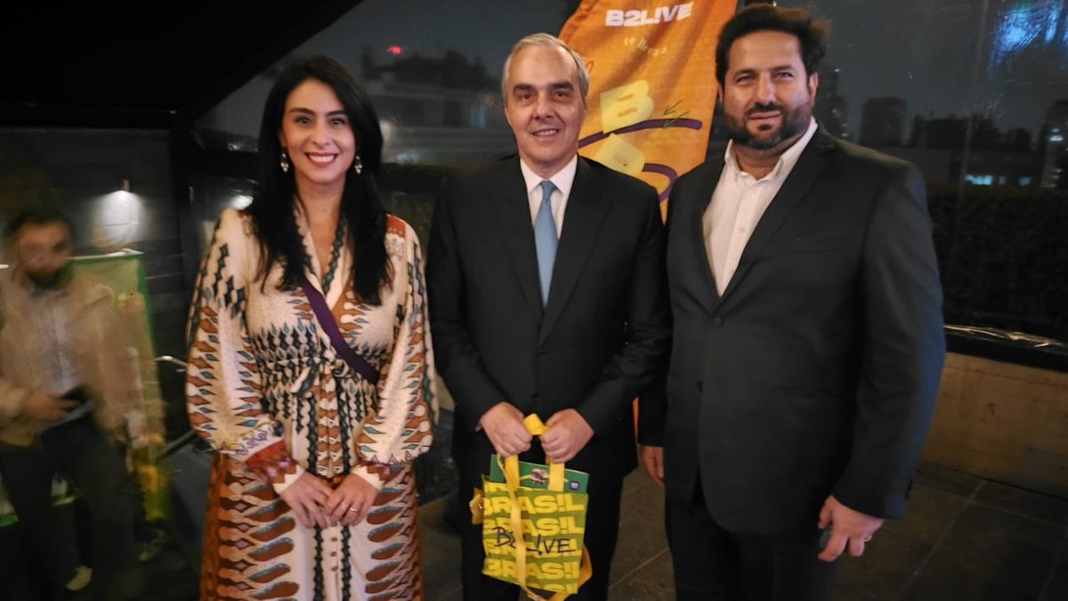 Luciana Fernandes junto al Embajador de Brasil en Chile, Paulo Pacheco; y el presidente del grupo BBG Brasil, Vitor Bauab; en el B2Live de Santiago. 