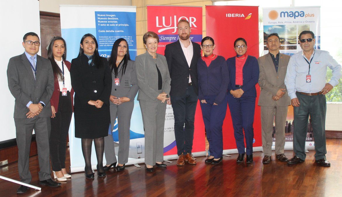 Equipo Lujor junto a representantes de Latam Airlines
