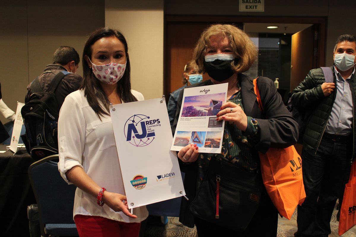 AJL REPS en compañia de la ganadora de su rifa.