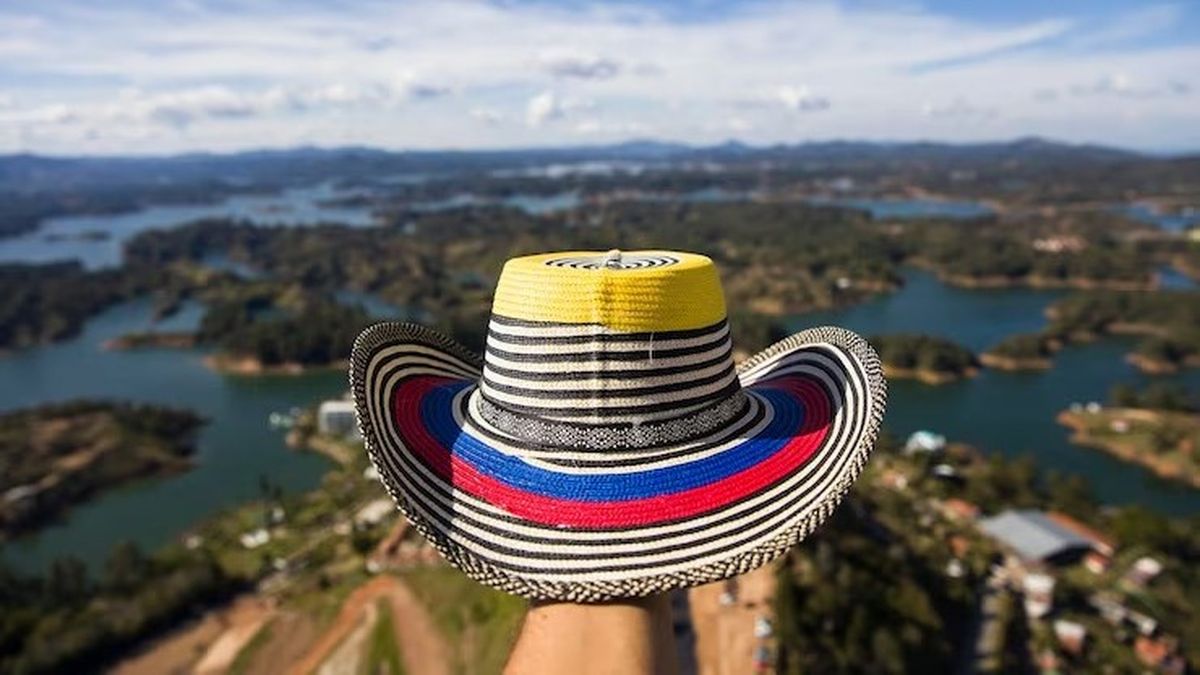 El 45.8% de los turistas internacionales permanece más de nueve noches en Colombia, superando el promedio regional.