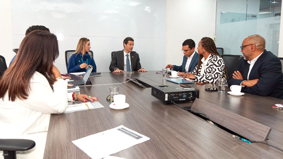 El ministro de Comercio, Industria y Turismo, Mauricio Gómez Amín, la gobernadora de San Andrés y la representante a la Cámara Elizabeth Jay-Pang participaron en la mesa de trabajo para definir acciones que fortalezcan el turismo y el desarrollo económico de la isla.