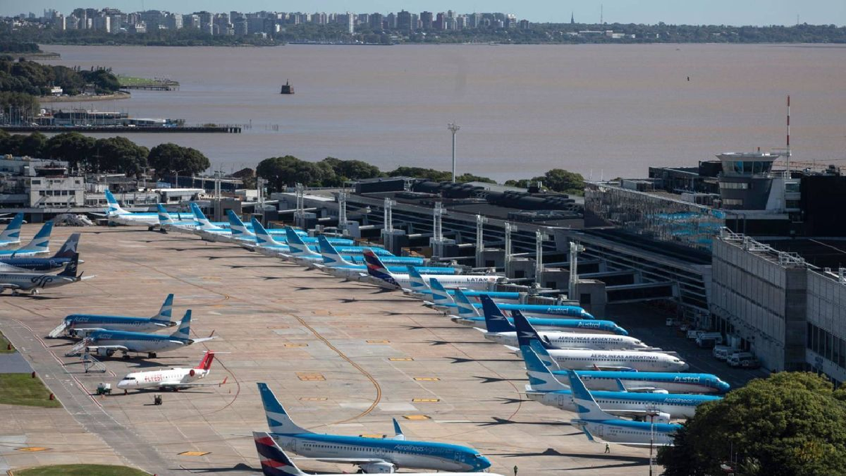 Aeroparque permanecerá cerrada durante 55 horas para realizar trabajos de mantenimiento preventivo. La medida forma parte de un plan de inversión de US$ 85 millones que transformará el aeropuerto. Ciento de vuelos afectados.