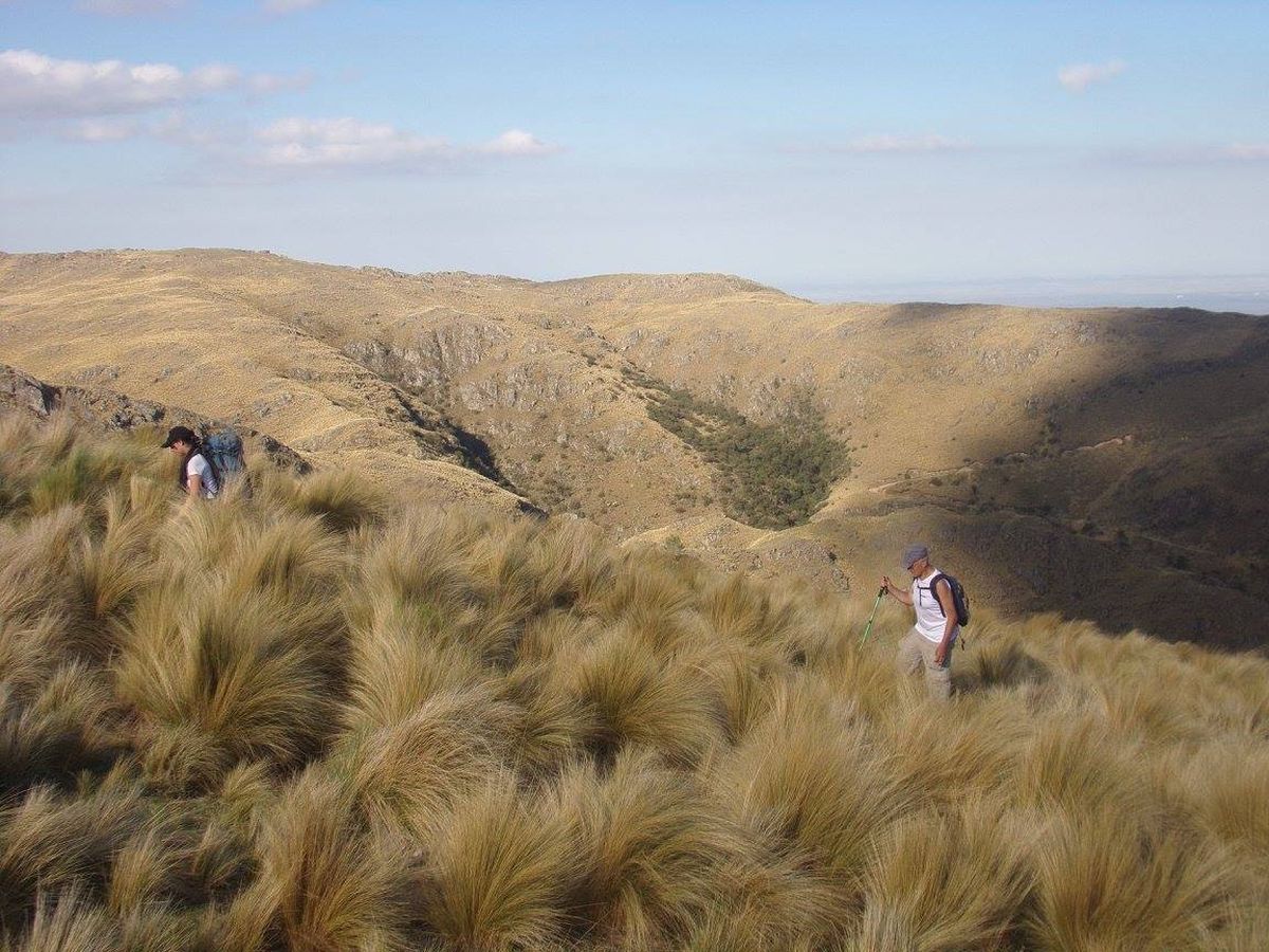 El trekking hasta Pueblo Escondido atraviesa alucinantes paisajes de Córdoba y San Luis.