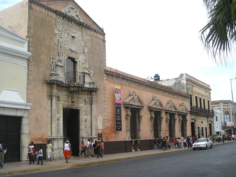 La Casa de Montejo, en plena Plaza Grande. Los bajorrelieves crueles siguen sorprendiendo pero son una confesión de parte que habla de la brutalidad de la conquista española.