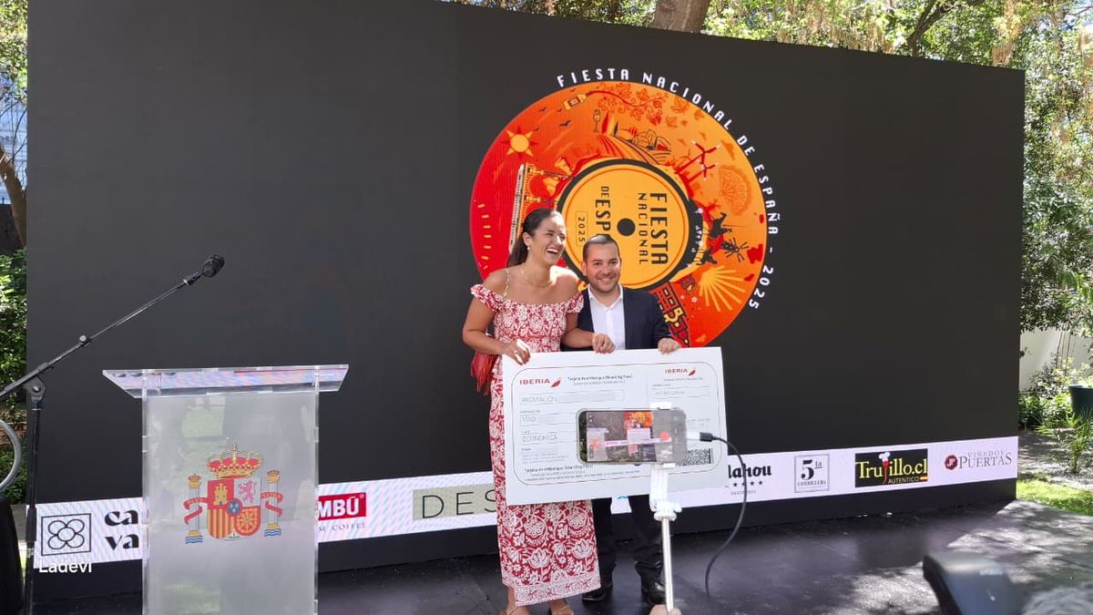 Roberto Daura, delegado comercial de Iberia en Chile, entregó un pasaje doble de regalo con el que la aerolínea se hizo presente en la celebración.