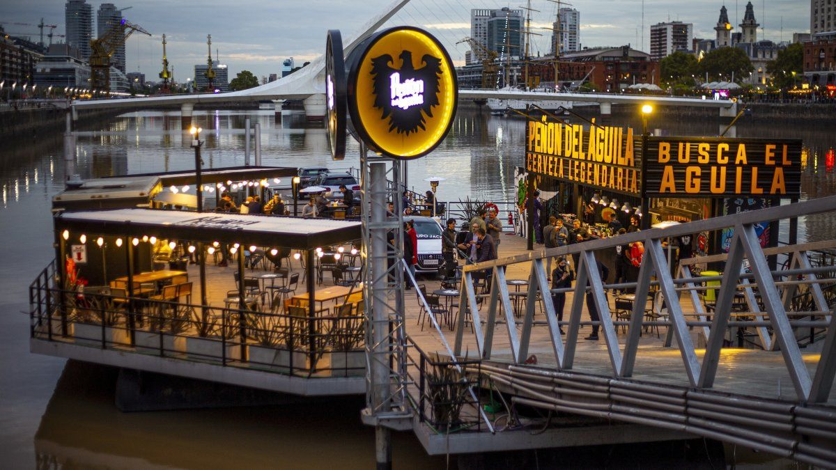 Puerto Madero: nuevo bar flotante de Peñón del Águila