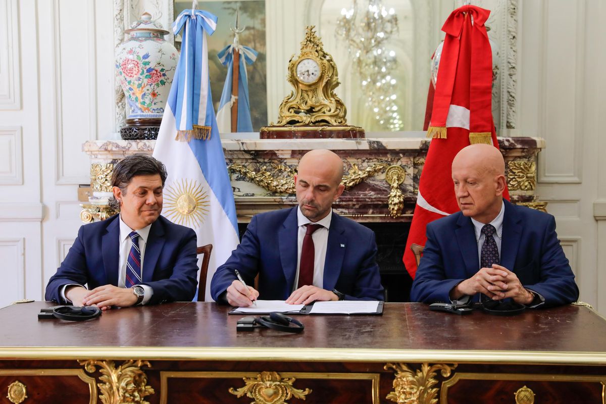 Franco Mogetta, secretario de Transporte de la Argentina, firma el convenio.