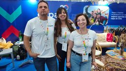 Alfonso Hartard, gerente de Expan Tours, junto a Pamela Serra y Alejandra Barria.&nbsp;