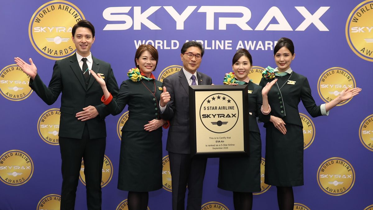 Responsables de la aerolínea EVA Air recogiendo los premios Skytrax