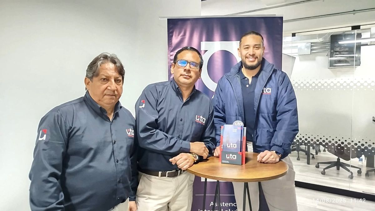 Juan Carlos Andino, Country Manager y Christian Toscano, representante legal de United Travel Assist en Perú, junto a Jairo Neacato, Director General Matriz UTA Internacional para LATAM.