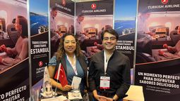 Beatriz Andrade y Daniel Reyes, de Turkish Airlines, en EPTU.