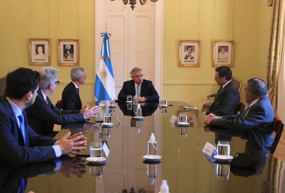 De izq. a der.: Fernando Muriel, Carlos Lugones Aignasse, Mario Meoni, el presidente Alberto Fernández, Martín Eurnekian y Eduardo Eurnekian.