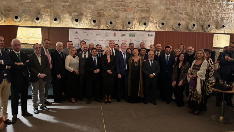 Foto de familia en la clausura de la Cumbre Mundial de Asociaciones Agencias de Viajes noviembre 2025.