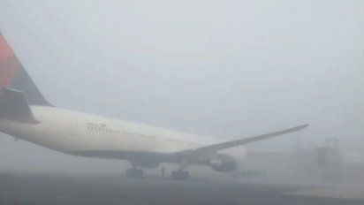 Vuelos complicados: así se veía el aeropuerto de Ezeiza cubierto de niebla.