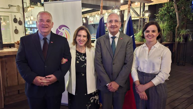 Juan Cohen, embajador de República Dominicana en Chile; Luz María Peña; gerente de ventas de Arajet en Chile; José García Marcano, encargado comercial y consulador; Jessica Weinerth, VP de ventas y distribución de Arajet.
