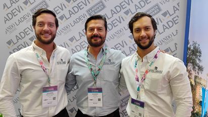 Alejandro Espinosa, director de Turismo Mundial, junto a sus hijos, Alejandro y Diego, duranta la última edición de la Vitrina Turística Anato en Colombia.