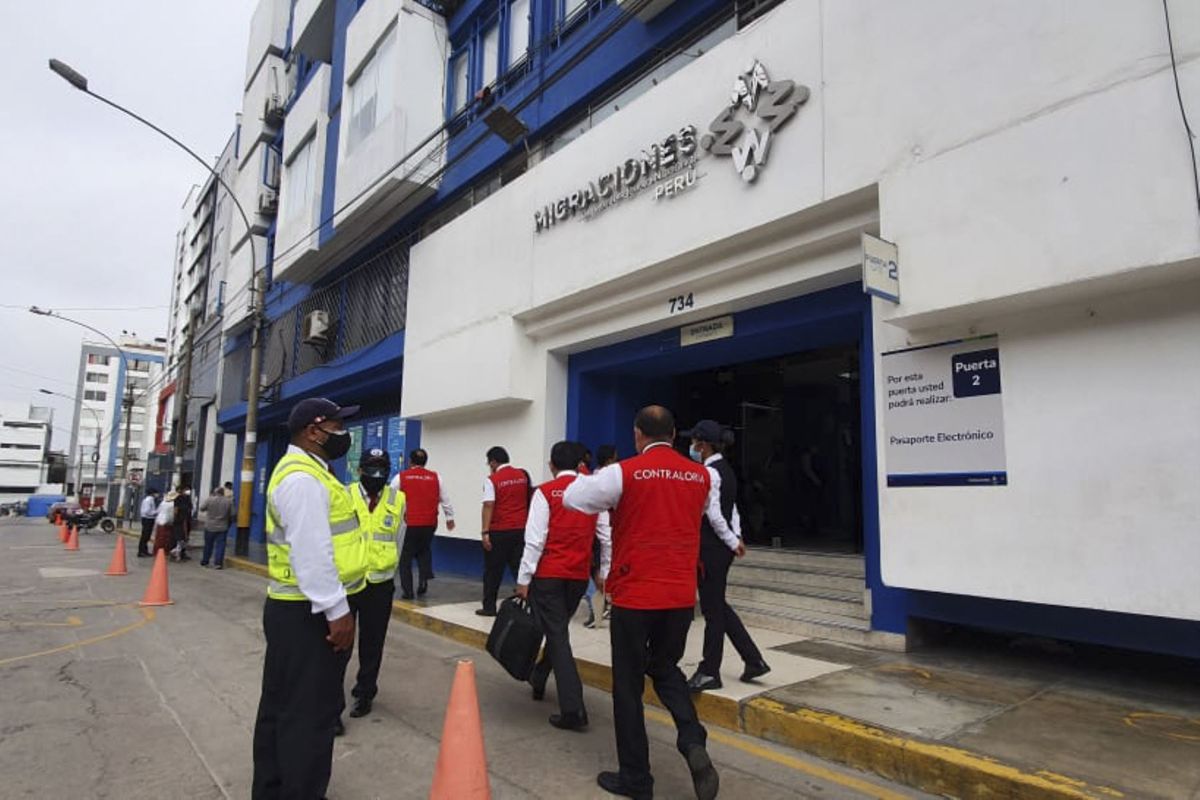 El sindicato de Migraciones exige el cumplimiento de varios bonos y beneficios, la falta de aumentos salariales en una década y precariedad en las jefaturas zonales y puestos de control migratorios, poniendo en riesgo la salud, seguridad y calidad del servicio brindado.