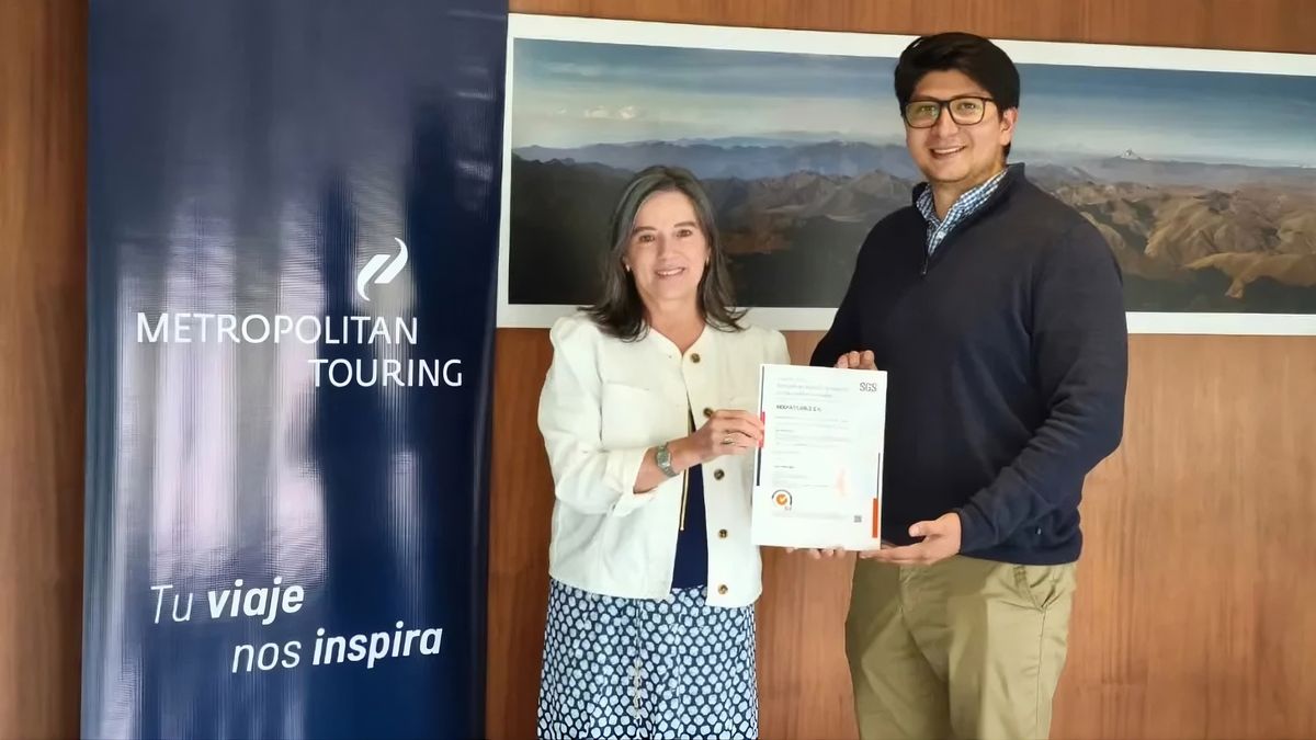 Paulina Burbano de Lara, presidenta ejecutiva de Metropolitan Touring, y Luis Calderón, representante SGS.&nbsp;