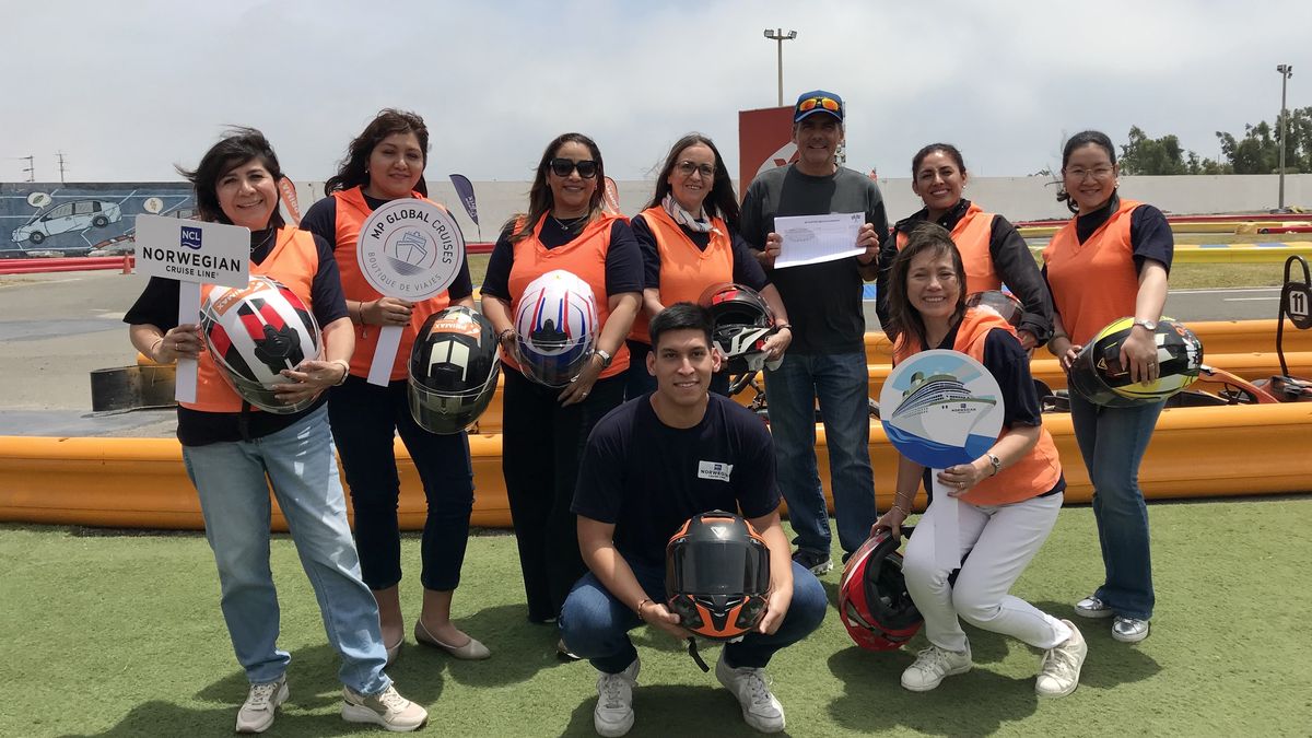 Tras una jornada de karting, los agentes de viajes celebran la experiencia compartida.