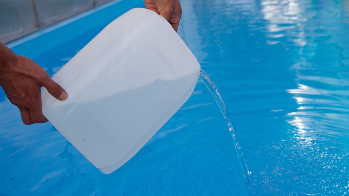 Si el nivel supera los 3ppm y quieres saber cómo bajar el cloro de la piscina, es mejor dejar de bañarse y esperar que disminuya naturalmente. También puedes hacer una ligera dilución agregando agua nueva con bajo contenido de químicos. En casos extremos, pueden usarse neutralizadores específicos (con precaución).