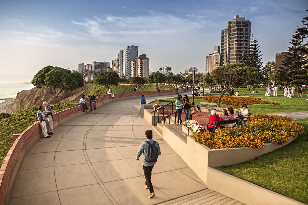 Lima, capital de Perú, destacada por su oferta gastronómica y patrimonial.