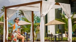 Los hoteles incluyen alternativas para familias y adultos, con piscinas, restaurantes, entretenimiento y acceso a playas del Caribe mexicano.