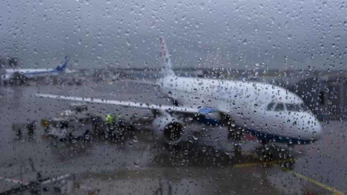 Al menos 30 vuelos cancelados en el Aeropuerto del Prat por el mal tiempo.