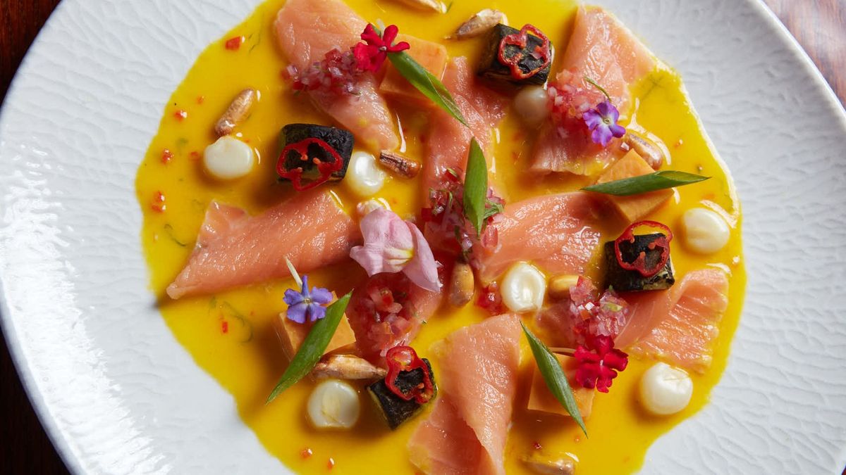 Tiradito de salmón con palta flameada en salsa de ají. Tiradito de salmón con palta flameada en salsa de ají.