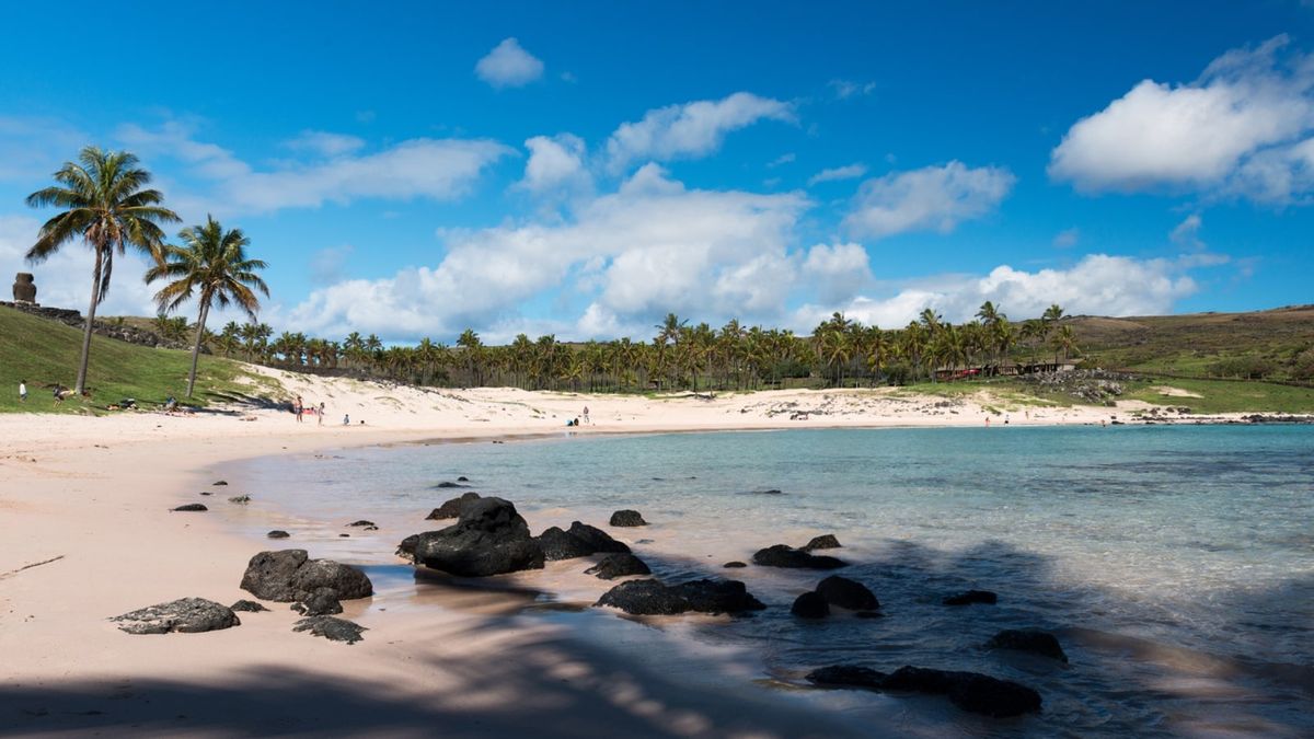 Playa Anakena es una&nbsp;playa famosa en la Isla de Pascua, conocida por su arena blanca, aguas turquesas y los moáis que la adornan.